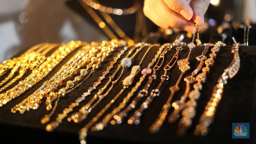 Pegawai merapikan emas batangan di Galeri 24 Pegadaian, Jakarta, Kamis (22/4/2021). Harga emas batangan yang dijual Pegadaian mengalami penurunan nyaris di semua jenis dan ukuran /satuan. (CNBC Indonesia/Tri Susilo)