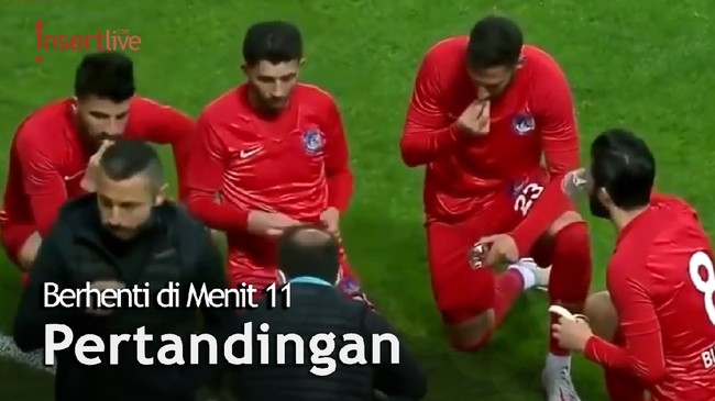 Subhanallah, Pertandingan Sepak Bola Terhenti Demi Pemain untuk Buka Puasa