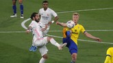 FOTO: Benzema Bawa Madrid ke Puncak Klasemen Liga Spanyol Striker Karim Benzema jadi bintang kemenangan 3-0 Real Madrid atas Cadiz. Hasil itu membawa Madrid ke puncak klasemen Liga Spanyol.