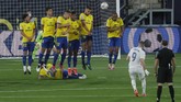 FOTO: Benzema Bawa Madrid ke Puncak Klasemen Liga Spanyol Striker Karim Benzema jadi bintang kemenangan 3-0 Real Madrid atas Cadiz. Hasil itu membawa Madrid ke puncak klasemen Liga Spanyol.