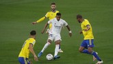 FOTO: Benzema Bawa Madrid ke Puncak Klasemen Liga Spanyol Striker Karim Benzema jadi bintang kemenangan 3-0 Real Madrid atas Cadiz. Hasil itu membawa Madrid ke puncak klasemen Liga Spanyol.