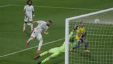 FOTO: Benzema Bawa Madrid ke Puncak Klasemen Liga Spanyol Striker Karim Benzema jadi bintang kemenangan 3-0 Real Madrid atas Cadiz. Hasil itu membawa Madrid ke puncak klasemen Liga Spanyol.