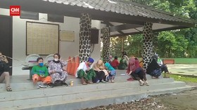 VIDEO: Nginep Di GOR Demi Nomor Antrean Bantuan UMKM