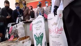 VIDEO: Polisi Bongkar Praktik Pemalsuan Gula Pasir