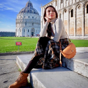 Intip Perbedaan Gaya Istri Sah dan Istri Siri Bambang Pamungkas