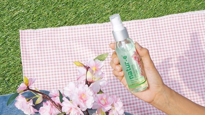 8 Face Mist Lokal yang Bikin Wajah Segar Selama Puasa, Mulai dari Rp30 Ribuan!