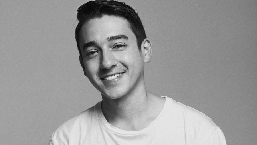 Aliff Alli Perceraian Aliff Alli dan Aska Ongi sampai kini belum diputuskan, perseteruan mereka pun jadi semakin panas. Yuk kita intip potret Aliff Alli!