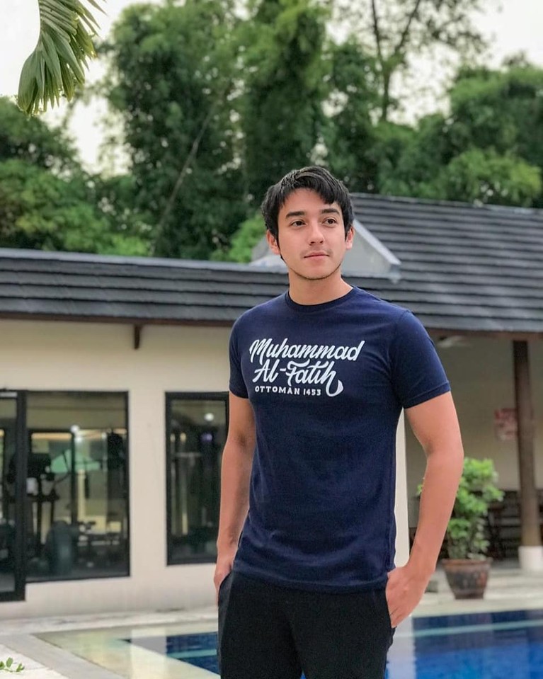 Aliff Alli Perceraian Aliff Alli dan Aska Ongi sampai kini belum diputuskan, perseteruan mereka pun jadi semakin panas. Yuk kita intip potret Aliff Alli!