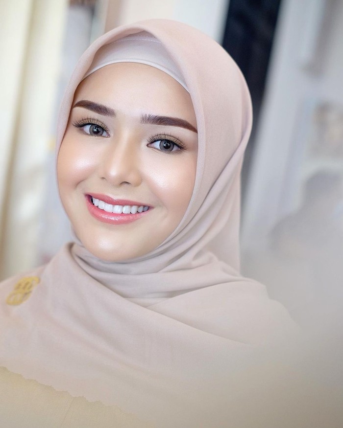PAda foto terakhir mantan Billy Syahputra ini tampak memesona dengan makeup flawless. Polesan makeup itu merupakan tangan ajaib MUA Vuva. Dengan sentuhan lip warna pink dan highlighter menjadikan Amanda terlihat cantik dalam balutan hijab. (Foto: instagram.com/vuvamua/)