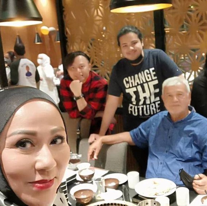 <p>Pemyanyi berjuluk Diva Dangdut Jaipong itu juga gemar mengunggah kebersamaan dengan keluarga besar. Tentu saja ia tidak lupa mengajak Sadam ikut serta ketika foto bersama, Bunda. (Foto: Instagram @cameliamalikreal)</p>