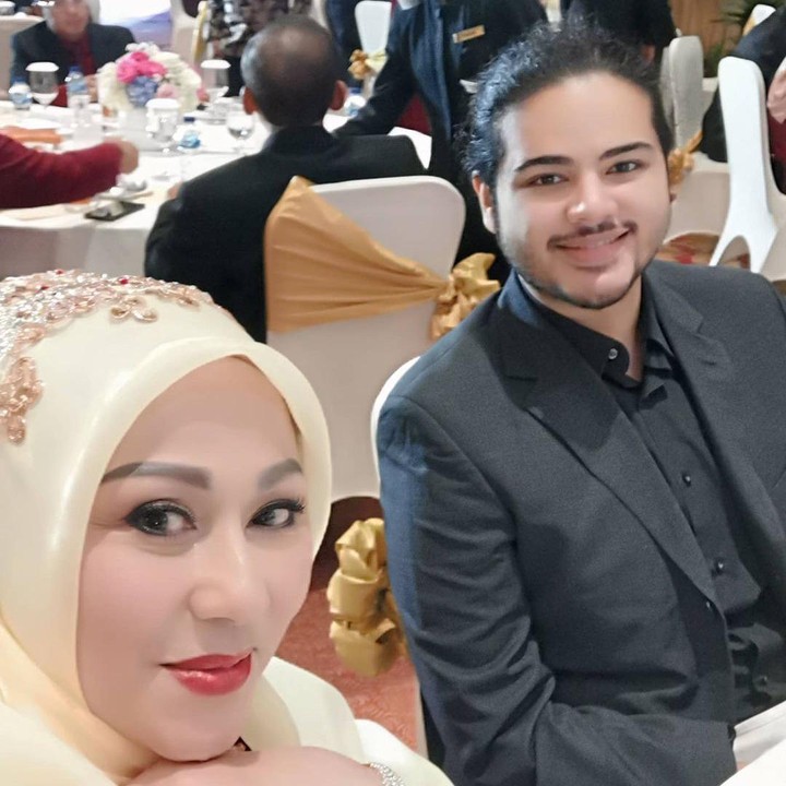 <p>Putra Camelia Malik, Sadam Rizky kini sudah dewasa. Anak kelahiran 1995 itu tumbuh menjadi pemuda tampan, Bunda. (Foto: Instagram @cameliamalikreal)</p>