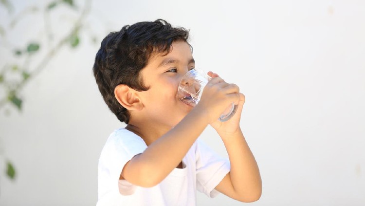 Anak minum Anak minum
