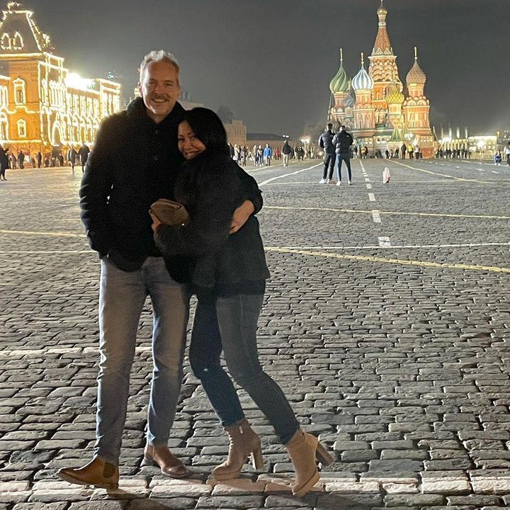 <p>Hampir tiga tahun berumah tangga, Anggun dan Christian selalu terlihat harmonis di berbagai kesempatan. Lihat saja potret liburan mereka di Moscow, Rusia. (Foto: Instagram @anggun_cipta)</p>