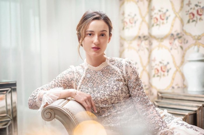 Saudara kandung dari Cathy Sharon ini juga mendapatkan darah keturunan Prancis dari sang ayah. Sementara itu, ibunda Julie Estelle memiliki darah keturunan Manado Tionghoa. Tidak heran jika parasnya juga begitu memesona. (instagram.com/julstelle)