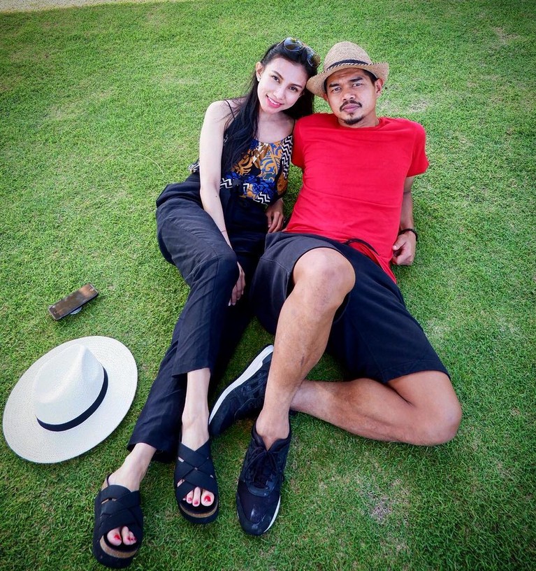 Bambang Pamungkas dan Istri Sah Foto mesra Bambang Pamungkas dengan Istri sah nya kini kembali disorot setelah gugatan tentang asal usul anak oleh Amalia Fujiawati selaku istri siri kepada Bambang dilayangkan. Yuk kita lihat momen mesra Bambang dengan istri sahnya!