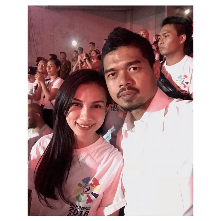 Bambang Pamungkas dan Istri Sah Foto mesra Bambang Pamungkas dengan Istri sah nya kini kembali disorot setelah gugatan tentang asal usul anak oleh Amalia Fujiawati selaku istri siri kepada Bambang dilayangkan. Yuk kita lihat momen mesra Bambang dengan istri sahnya!