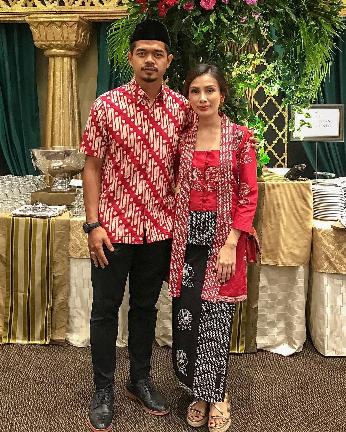 Foto mesra Bambang Pamungkas dengan Istri sah nya kini kembali disorot setelah gugatan tentang asal usul anak oleh Amalia Fujiawati selaku istri siri kepada Bambang dilayangkan&period; Yuk kita lihat momen mesra Bambang dengan istri sahnya&excl;