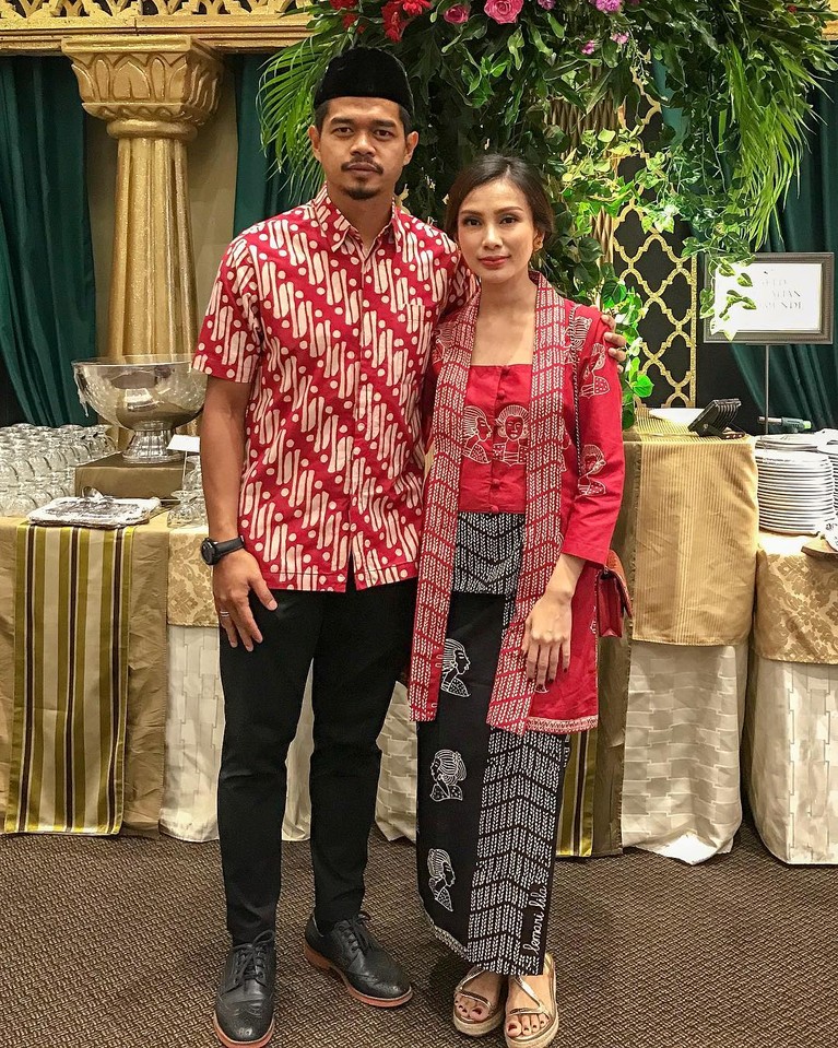 Bambang Pamungkas dan Istri Sah Foto mesra Bambang Pamungkas dengan Istri sah nya kini kembali disorot setelah gugatan tentang asal usul anak oleh Amalia Fujiawati selaku istri siri kepada Bambang dilayangkan. Yuk kita lihat momen mesra Bambang dengan istri sahnya!