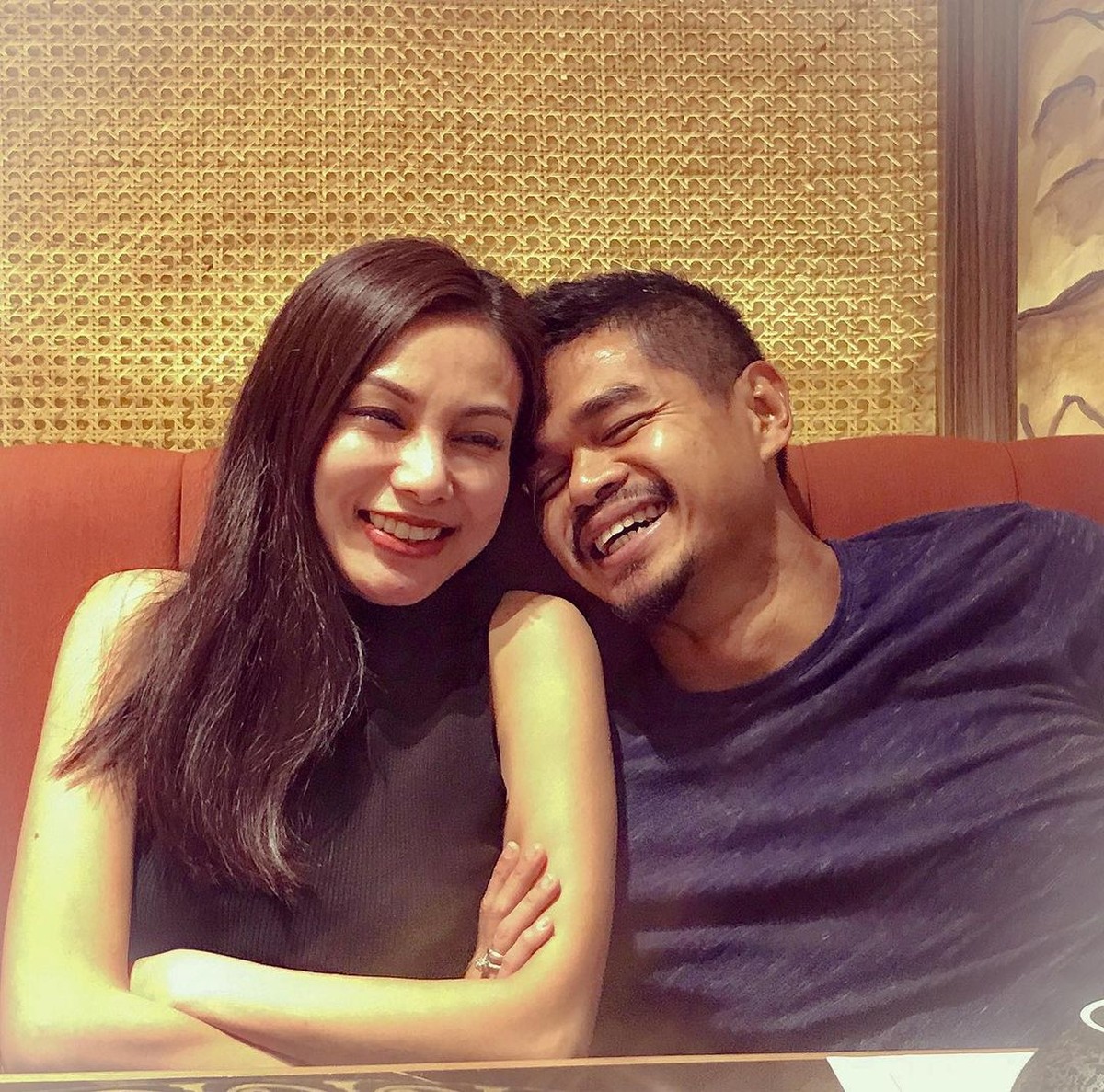 Foto mesra Bambang Pamungkas dengan Istri sah nya kini kembali disorot setelah gugatan tentang asal usul anak oleh Amalia Fujiawati selaku istri siri kepada Bambang dilayangkan&period; Yuk kita lihat momen mesra Bambang dengan istri sahnya&excl;