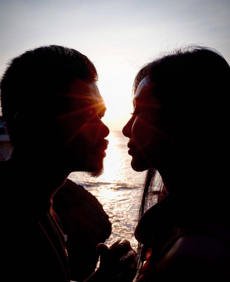 Foto mesra Bambang Pamungkas dengan Istri sah nya kini kembali disorot setelah gugatan tentang asal usul anak oleh Amalia Fujiawati selaku istri siri kepada Bambang dilayangkan. Yuk kita lihat momen mesra Bambang dengan istri sahnya!