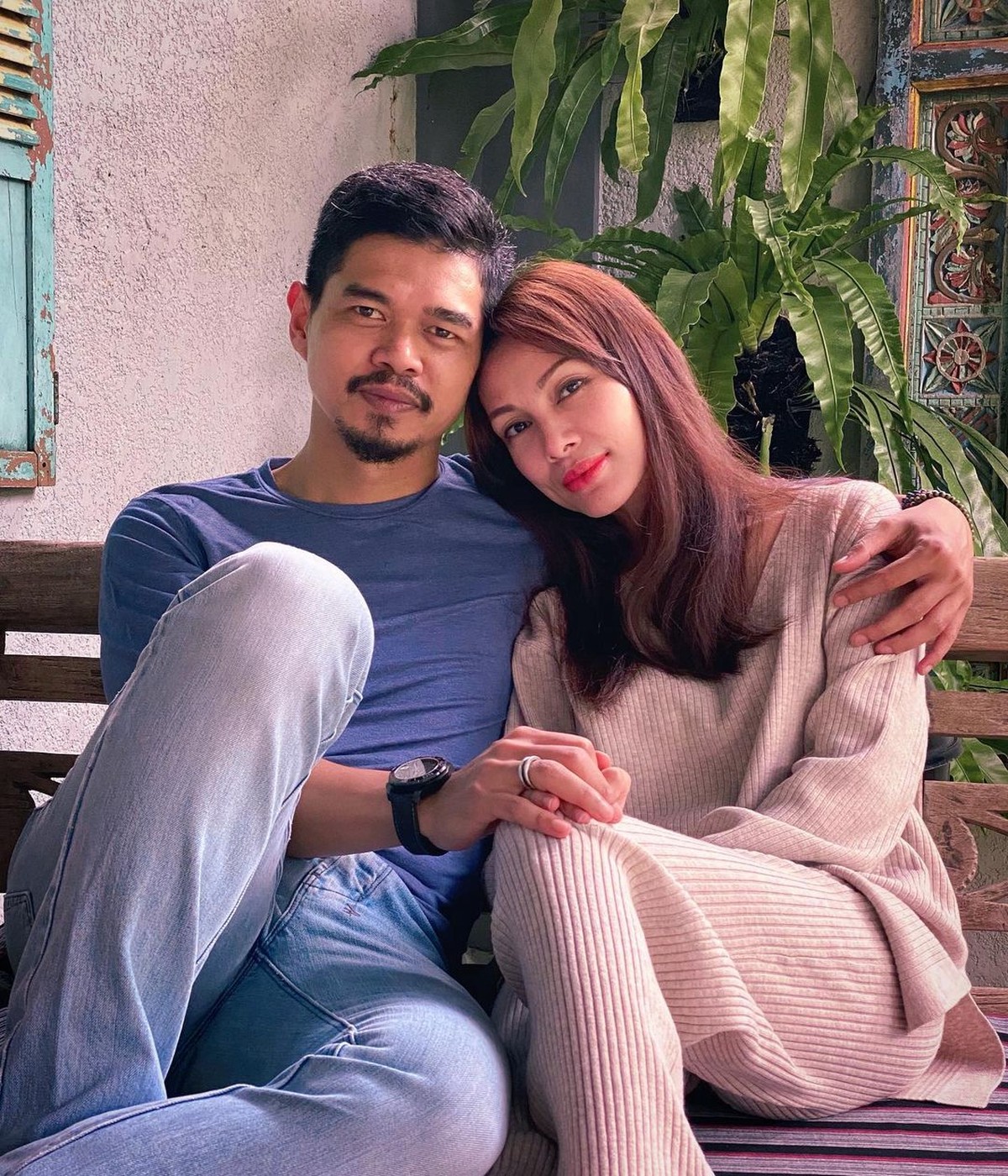 Foto mesra Bambang Pamungkas dengan Istri sah nya kini kembali disorot setelah gugatan tentang asal usul anak oleh Amalia Fujiawati selaku istri siri kepada Bambang dilayangkan&period; Yuk kita lihat momen mesra Bambang dengan istri sahnya&excl;