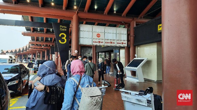 Pemerintah memperketat pengawasan pendatang luar negeri termasuk para pekerja migran yang pulang ke Indonesia, demi mencegah masuknya varian baru virus corona.