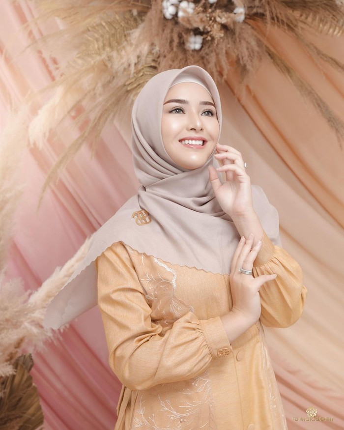 Tidak kalah stunning, penampilan wanita 21 tahun ini juga sukses memikat hati. Amanda tampil cantik mengenakan gamis warna krem dengan detail bordir dipadukan dengan hijab warna coklat yang soft. Tambahan bros hijab warna gold membuat kesan yang manis. (Foto:instagram.com/fdphotography90)