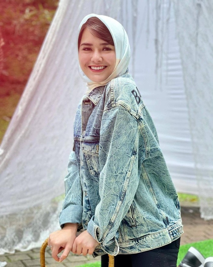 Beralih dari pemakaian gamis, kali ini Amanda tampil lebih casual dengan denim jaket, celana hitam dan hijab yang simpel. Hijab tersebut dililitkan ke leher sehingga terlihat lebih rapi. (Foto:instagram.com/jarigatel)