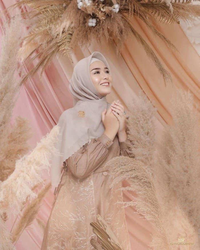 Tampil dalam balutan hijab syari seperti ini sembari berpose anggun membuat aura cantik Amanda Manopo begitu terpancar. Kali ini, gamis berwarna coklat dipadukan dengan hijab polos berwarna grey dengan detail bros. (Foto:instagram.com/fdphotography90)