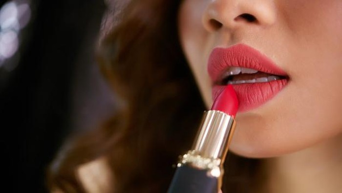 Cara Memperbaiki Lipstick Patah Agar Bisa Dipakai Lagi