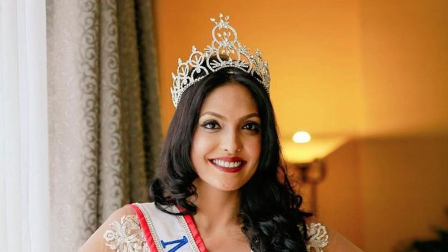 Caroline Jurie melepaskan gelarnya sebagai Mrs World setelah menghadapi tuntutan pidana akibat merebut mahkota pemenang Mrs World Sri Lanka.