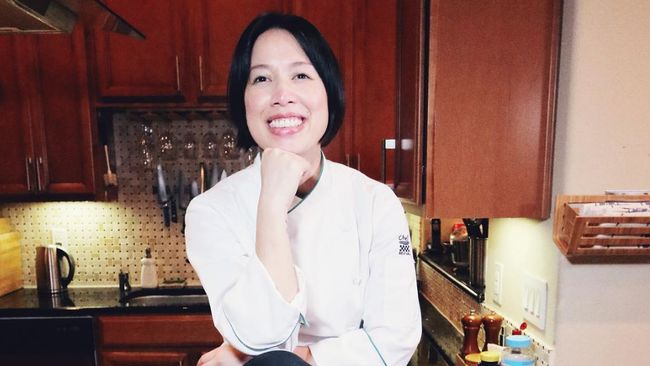 Christine Ha, koki tunanetra, harus menggunakan indera pendengaran, indera peraba, dan indera penciuman saat memasak.