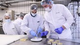FOTO: Bekal Makanan Koki Michelin untuk Astronaut Prancis Ketika seorang astronot Prancis meninggalkan bumi untuk pergi ke luar angkasa, dia tak akan meninggalkan makanan Prancis di bumi.