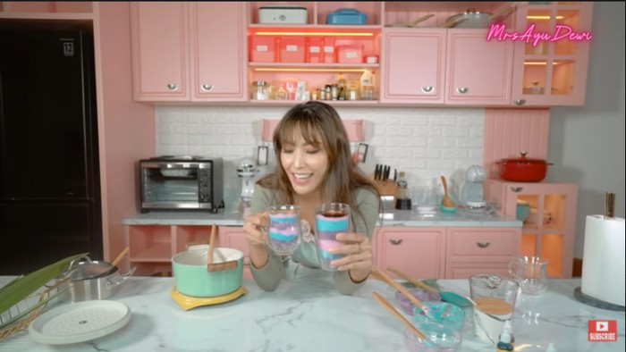 Intip Dapur Cantik dan Modern Ayu Dewi, Serba Pink!