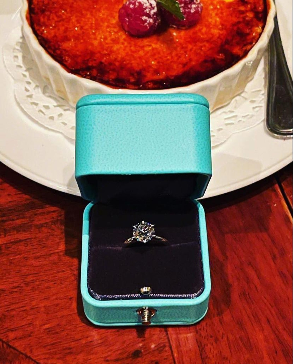 Erick Bana Iskandar melamar sang kekasih