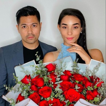 Momen Romantis Erick Iskandar Melamar Sang Calon Istri