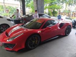 Barisan Mobil Mewah Diduga dari Uang Nasabah EDCCash