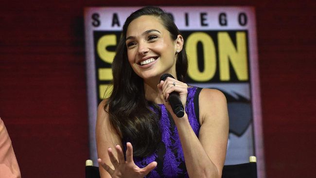 Aktris Gal Gadot mengungkapkan jenis kelamin anak yang kini ada dalam kandungannya.