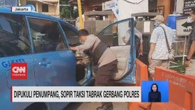 VIDEO: Dipukuli Penumpang, Sopir Taksi Tabrak Gerbang Polres