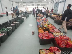 Polda Jabar Bongkar Gudang Penjualan Produk Minimarket Bekas Kebanjiran