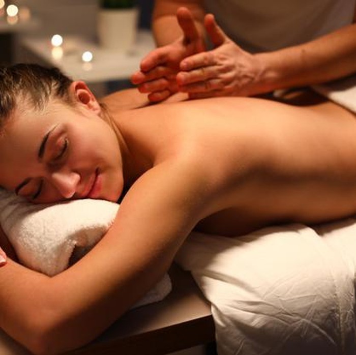 . Abhyanga adalah cara yang bagus untuk mendetoksifikasi dan menutrisi kulit dan tubuh, ini bisa digunakan untuk menarik racun dari kulit dan mengatasi selulit serta gejala getah bening yang tersumbat.