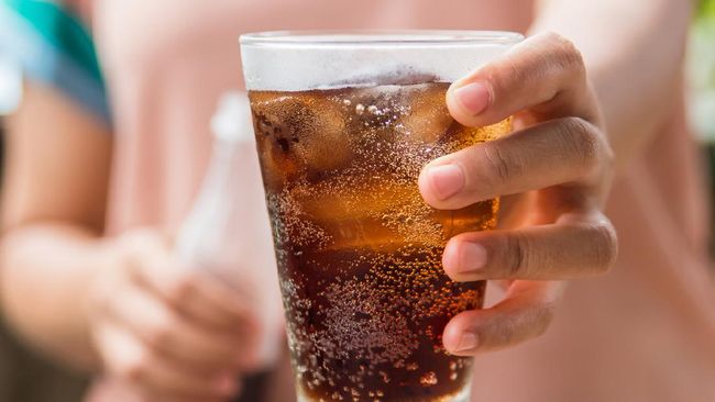 Berikut empat bahaya kesehatan yang terjadi pada liver saat minum soda.