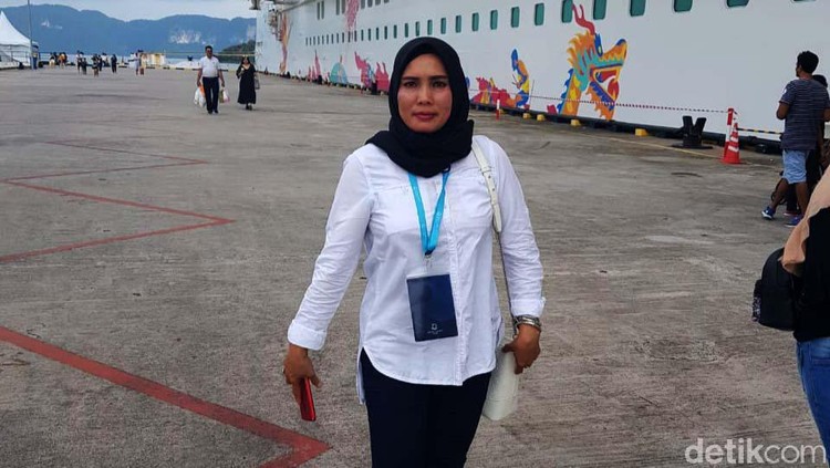 Khairuddin, warga Rokan Hulu, Riau, tengah membuat sayembara untuk mencari istrinya Ervina Lubis yang hilang sebulan lalu. Ini momen saat Ervina Lubis masih bersama keluarga.