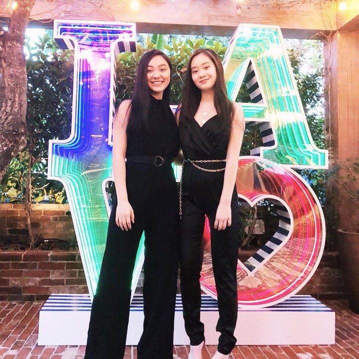 <p>Jane dan Jada gemar tampil kompak mengenakan outfit serupa. Penampilan mereka yang terlihat sangat mirip membuatnya sering dikira anak kembar, Bunda. (Foto: Instagram @janeli419)</p>