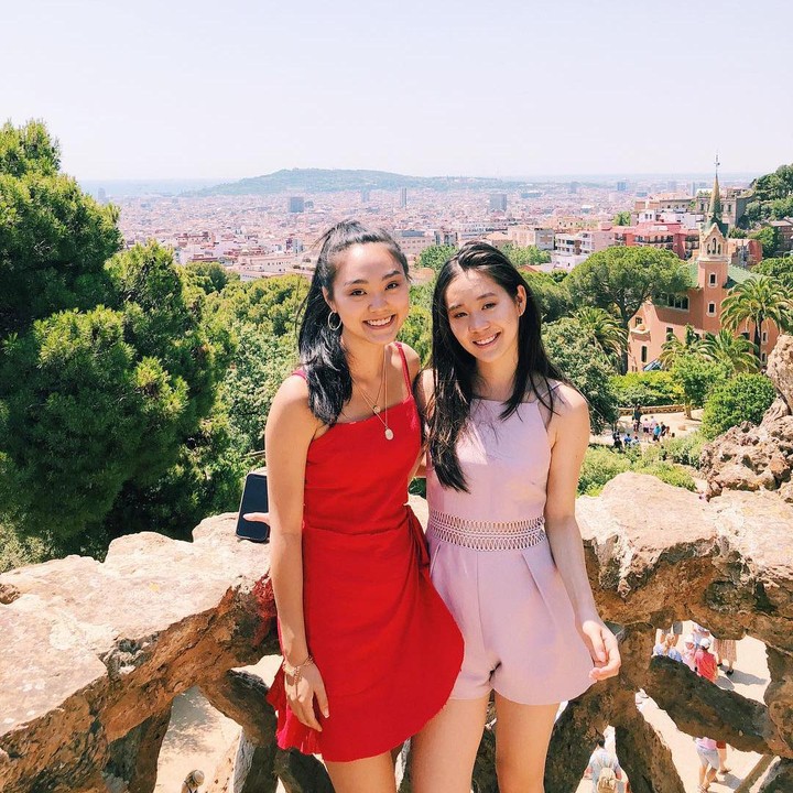 <p>Kedua putri Jet Li juga hobi berlibur. Mereka tak pernah lupa mengabadikan momen liburan dengan memakai outfit kece yang bernuansa senada. (Foto: Instagram @janeli419)</p>