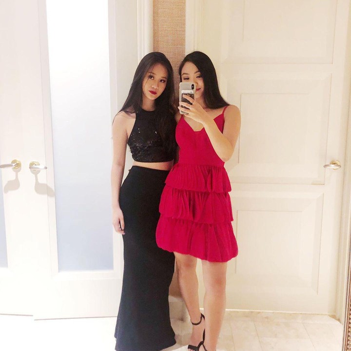 <p>Penampilan Jane dan Jada tampak semakin memukau ketika memakai <em>outfit</em> formal. Mereka terlihat cantik dalam balutan busana pesta berwarna hitam dan merah. (Foto: Instagram @janeli419)</p>