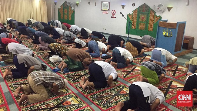 Takmir masjid di Surabaya tak terima mendapat peringatan soal protokol kesehatan dari polisi setempat. Ia pun menceramahi polisi dengan keimanan.