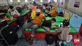 FOTO: Beludak Antrean di Tanjung Priok Antrean penumpang membeludak di pelabuhan Tanjung Priok ketika pemerintah menerapkan pengetatan mobilitas jelang larangan mudik lebaran 2021.