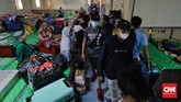 FOTO: Beludak Antrean di Tanjung Priok Antrean penumpang membeludak di pelabuhan Tanjung Priok ketika pemerintah menerapkan pengetatan mobilitas jelang larangan mudik lebaran 2021.