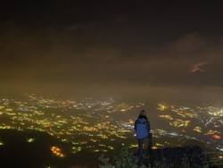 Teknologi Light Trap Ini Buat Kebun Bawang di Enrekang Bak Las Vegas